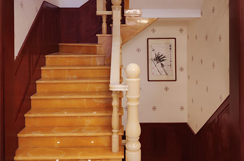 黔南中式别墅室内汉白玉石楼梯的定制安装装饰效果